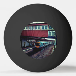 Lichtblauwe trein, onder brug pingpongballen