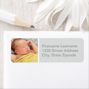 Lichte grijze foto retouradres voor babyjongen etiket