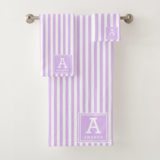 Lichte Lavendel Cabana Strepen Monogrammed Initial Bad Handdoek (Insitu)