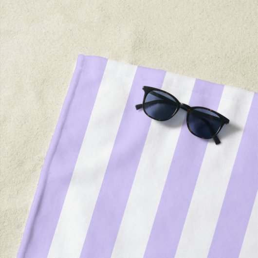 Lichte Lavendel en witte Cabana Stripe Strandlaken (In situ)