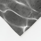Lichte reflecties op water: zwart en wit fleece deken (Hoek)