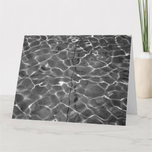 Lichte reflecties op water: zwart en wit kaart