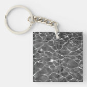 Lichte reflecties op water: zwart en wit sleutelhanger (Voorkant)