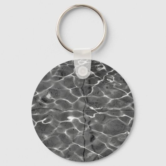 Lichte reflecties op water: zwart en wit sleutelhanger (Voorkant)