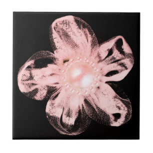 Lichte roze tulle bloem op zwart tegeltje