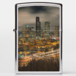 Lichte stromen van auto's 's nachts