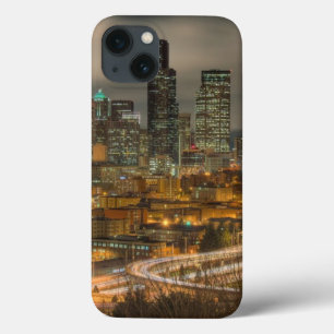 Lichte stromen van auto's 's nachts iPhone 13 hoesje