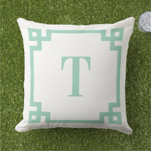 Lichte Teal Griekse Sleutelrand Monogram Buitenkussen