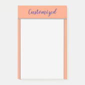 Lichte zalmachtergrond en donkere late blauwe naam post-it® notes (Voorkant)