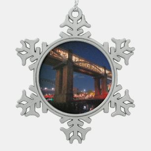 Lichten onder de brug tin sneeuwvlok ornament