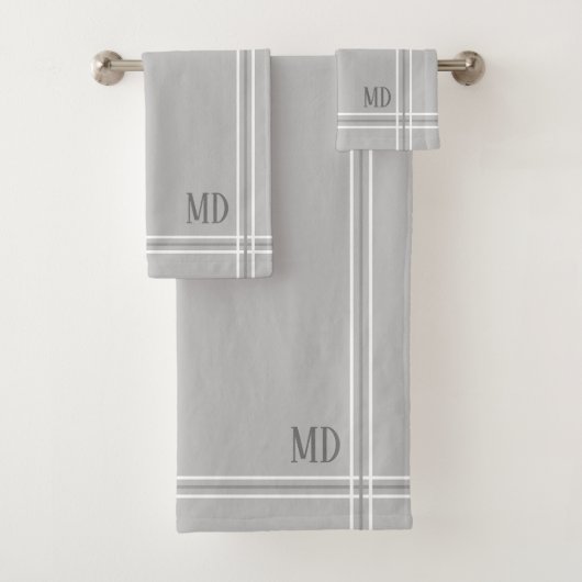 Lichtgrijs en Wit Gestreepte Aangepaste Initialen Bad Handdoek (Insitu)