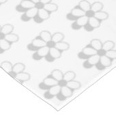 Lichtgrijze en witte bloemen op wit tafelkleed (Gekanteld)