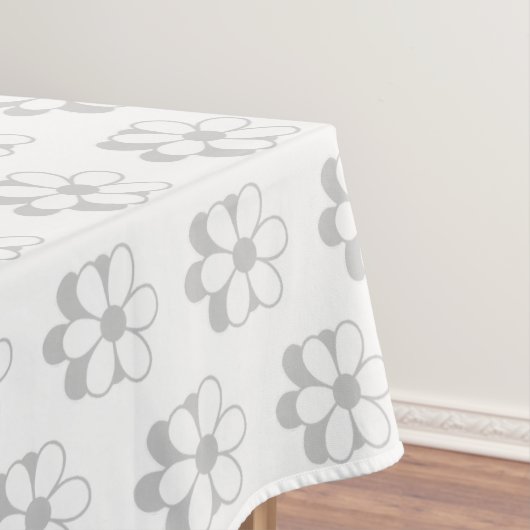 Lichtgrijze en witte bloemen op wit tafelkleed (Voorbeeld)