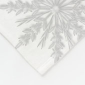 Lichtgrijze wintersneeuwvlokken op wit fleece deken (Hoek)