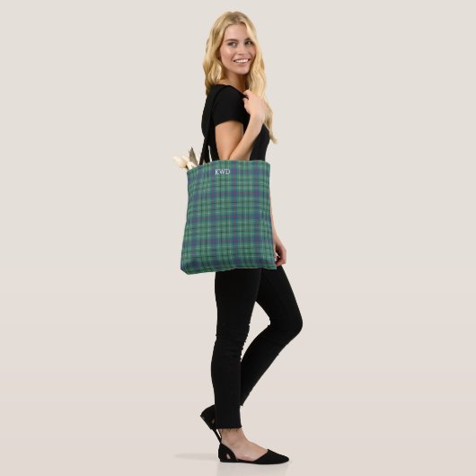 Lichtgroen en blauw geruite Duncan Tartan Monogram Tote Bag (Op model)