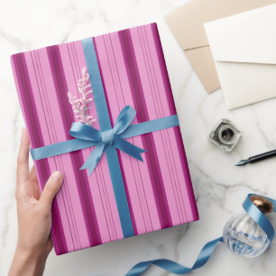 Lichtroze en donkerroze dikke en dunne strepen cadeaupapier