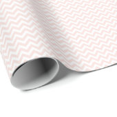 Lichtroze en witte Chevron Stripe Baby shower Cadeaupapier (Rol Hoek)