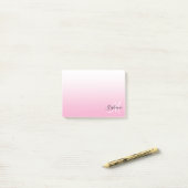 Lichtroze Ombre Elegante Monogram Post-it® Notes (Op bureau)