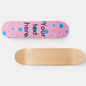 Lichtroze sky blue minuscule en grote polka stippe skateboard (Horizontaal)