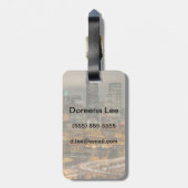 Lichtsporen van auto's 's nachts bagagelabel (Achterkant verticaal)