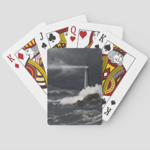 Lichtstraal die schijnt in een stormachtige oceaan pokerkaarten
