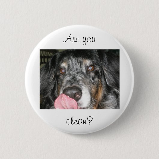 Licking Dog Pin Ronde Button 5,7 Cm (Voorkant)