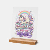 Licorne s'étirant dans ma typographie audacieuse m (Angle)