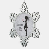 Lief 16 Silhouet Meisje en Harten Zoet Zestien Tin Sneeuwvlok Ornament (Rechts)