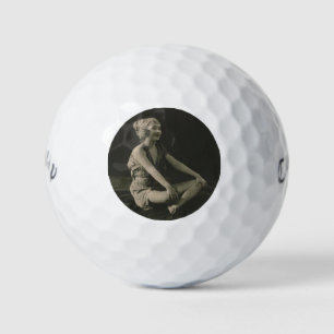 Lief een arm dienstmeisje zittend met gekruiste be golfballen