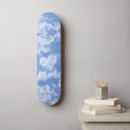 Lief hartvormig wolkje in blauwe lucht vrolijk gel skateboard