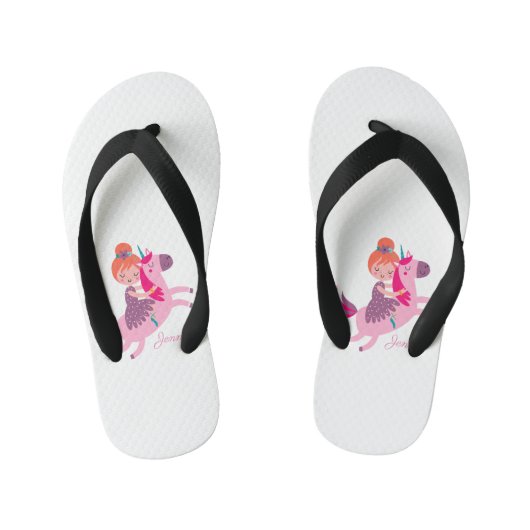 Lief meisje met oranje haar rijdt op een eenhoorn kinder teenslippers (Voetbed)