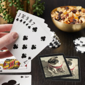 Lief puggeltje in een rode trui pokerkaarten (Insitu)