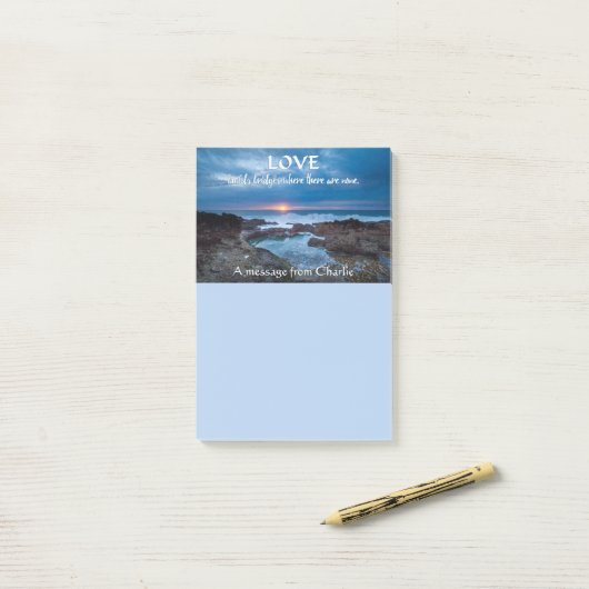 Liefde bouwt bruggen, aangepast na-it notities post-it® notes (Op bureau)