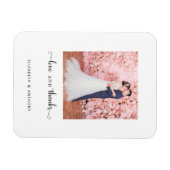Liefde en Bedankt Foto Elegant Script Chic Wedding Magneet (Horizontaal)