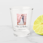 Liefde en Bedankt Foto Elegant Script Chic Wedding Shot Glas (Voorkant)