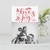 Liefde en Joy. Rood kerstscript kalligrafie Feestdagenkaart (Staand voorkant)