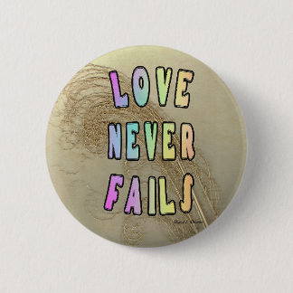 Liefde Faalt Nooit Rond Ronde Button 5,7 Cm