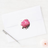 Liefde gebeurt roze pioen aangepaste envelop afdic ronde sticker (Envelop)