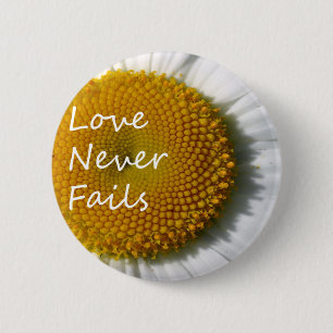Liefde heeft nooit Daisy 1 Corinthians 13 gefaald Ronde Button 5,7 Cm