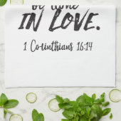 Liefde in actie - 1 Korintiërs 16:14 Inspirerend Theedoek (Gevouwen)