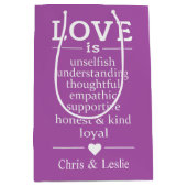 Liefde is ... aangepaste namen en kleurenmiddelgro medium cadeauzakje (Voorkant)