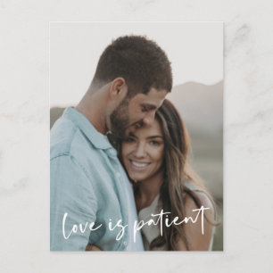Liefde Is Geduldig Nieuwe Datum Modern Script Fo Aankondigingskaart
