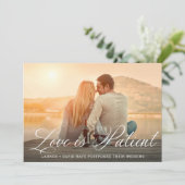 Liefde is Geduldig Romantisch Script Foto Bruiloft Aankondiging (Staand voorkant)