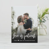 Liefde is Geduldig Uitgestelde Trouwdatum Aankondi Kaart (Staand voorkant)