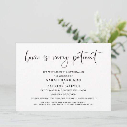 Liefde is Geduldig Uitstel Trouwdatum Elegant Aankondiging (Staand voorkant)