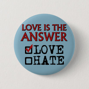 Liefde is het antwoord. ronde button 5,7 cm