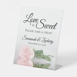 Liefde is lief Neem een Treat Blush Pink Rose Wedd Reclamebord Met Voetstuk