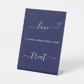 Liefde is zoet blauw bruiloft traktatie teken reclamebord met voetstuk (Voorkant)