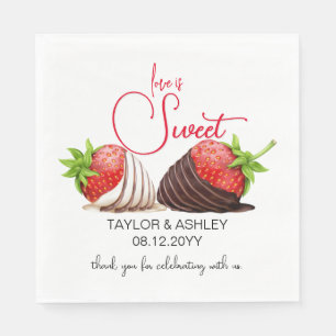 Liefde is zoete chocolade bedekte aardbeien servet