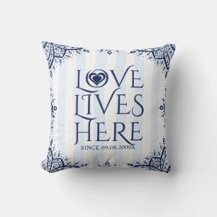 Liefde leeft hier in een marineblauw Lijst en hart Kussen